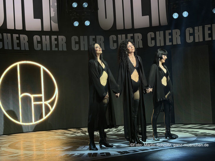 "Star Cher" Sophie Berner (Mi.) und ihre beiden Co-Chers Hanna Leser (als "Lady Cher", li.) und Pamina Lenn (als "Baby Cher, re.) bei der Premiere von Die Cher Show - das Musical vom 24.02. - 08.03.2026 im Deutschen Theater (&copy;Foto: Martin Schmitz) 